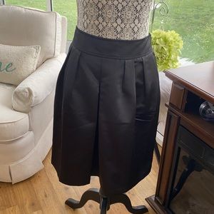 Super cute and comfortable black skirt w/ pockets